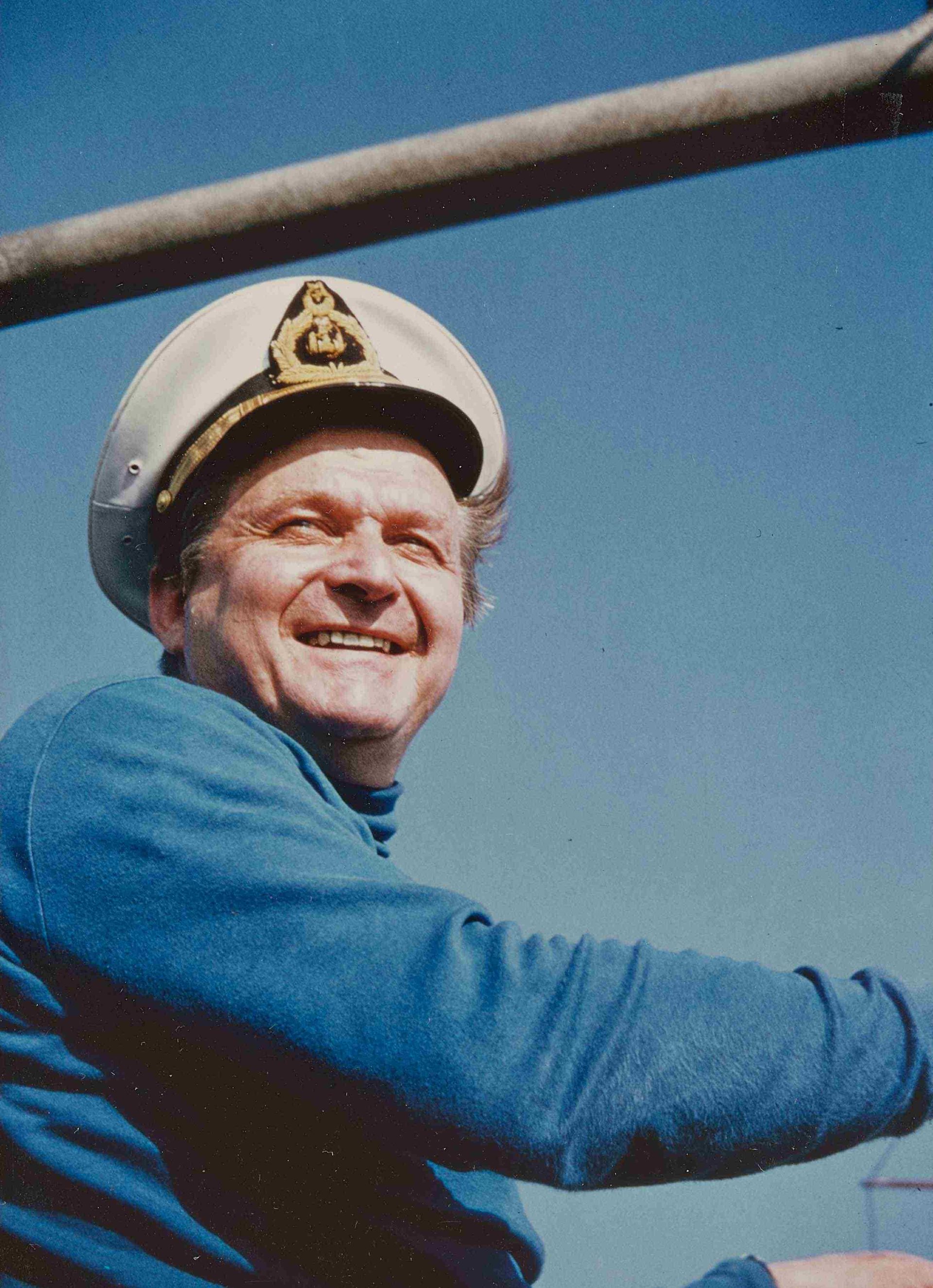 Bruno Stefanini mit einer Kapitänsmütze, lachend.