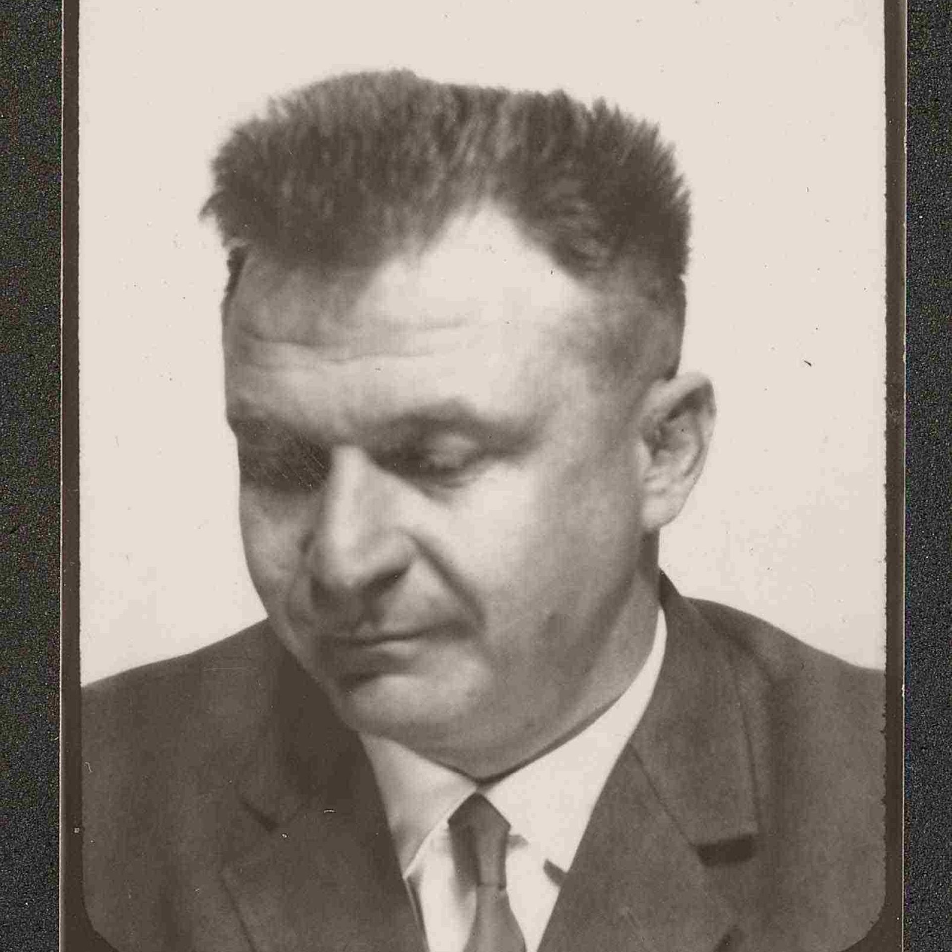 Passfotostreifen mit vier Portraits von Bruno Stefanini. Im ersten schaut er zu Boden, in den anderen drei Bildern direkt in die Kamera.