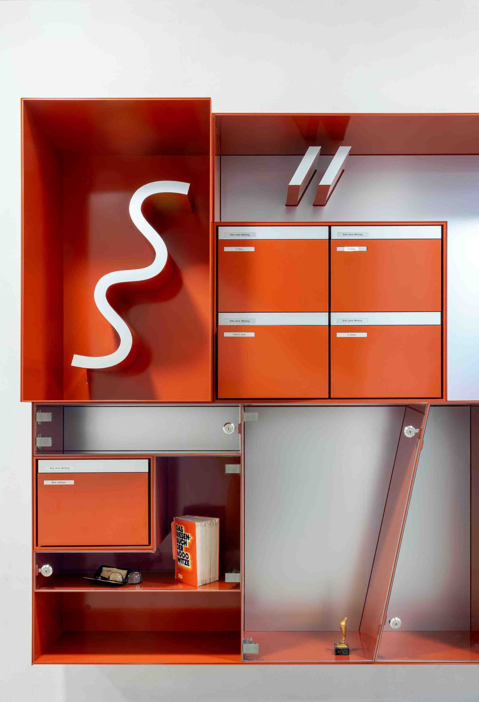 Rote Briefkästen mit Regalen