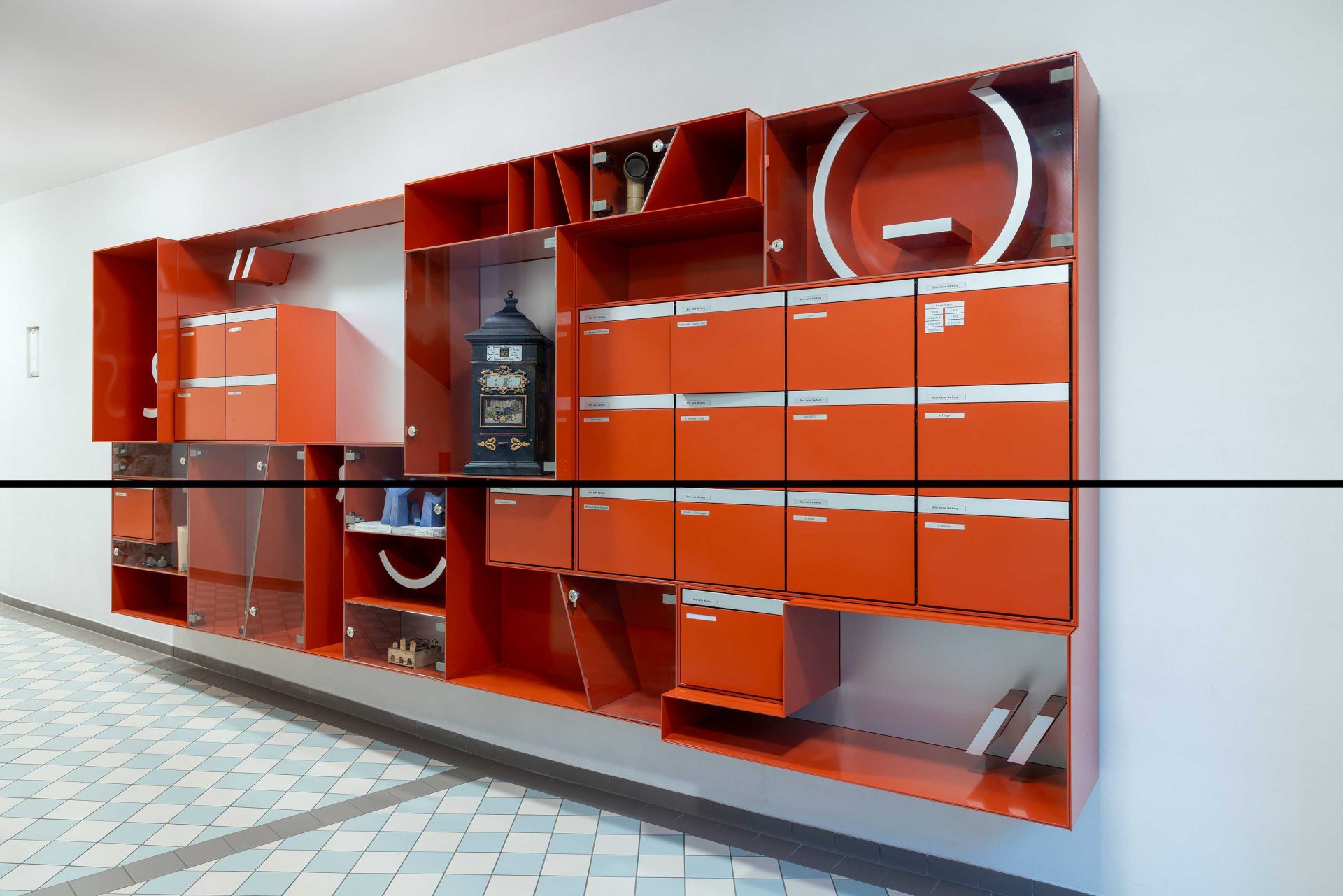 Roter Briefkasten mit Objekten